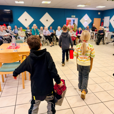 Bild vergrößern: Weihnachtsgeschenke für die Bewohner des Wohn- und Seniorenzentrum am Sachsenwald GmbH
