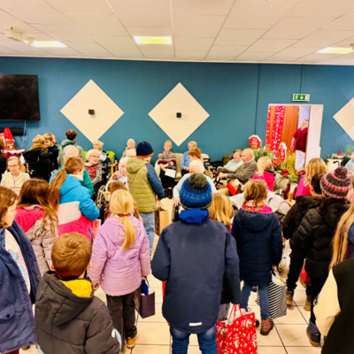 Bild vergrößern: Weihnachtsgeschenke für die Bewohner des Wohn- und Seniorenzentrum am Sachsenwald GmbH